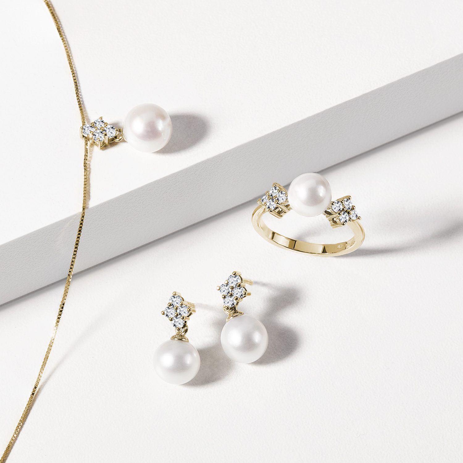 yellow gold and pearl jewellery - KLENOTA