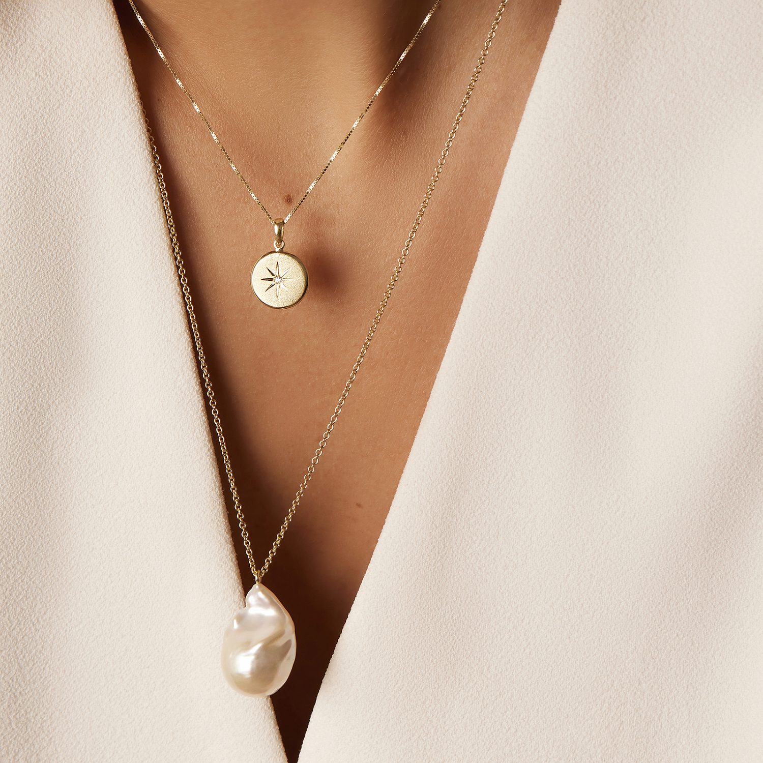 gold necklace with baroque pearl pendant - KLENOTA