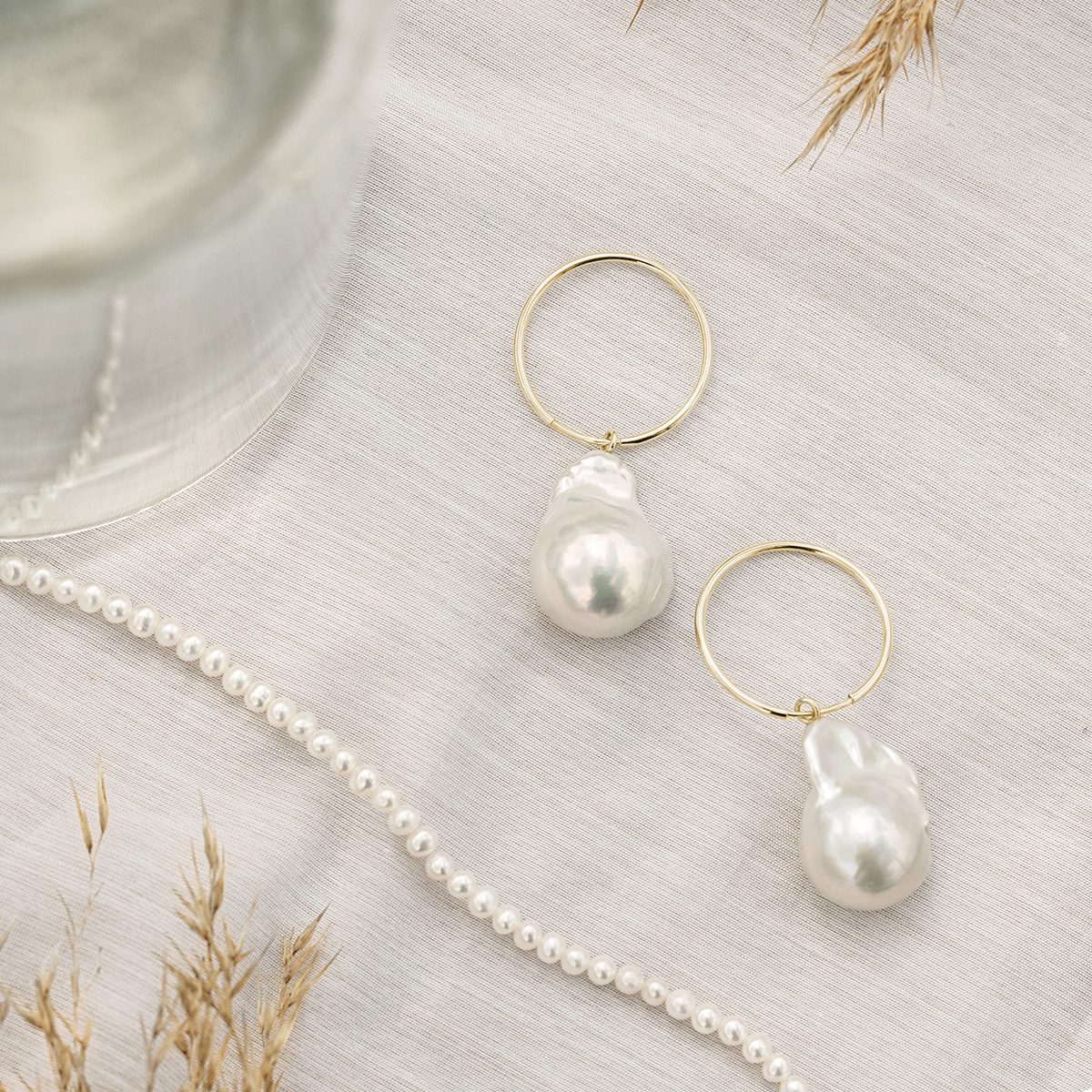 round earrings with pearl pendant - KLENOTA