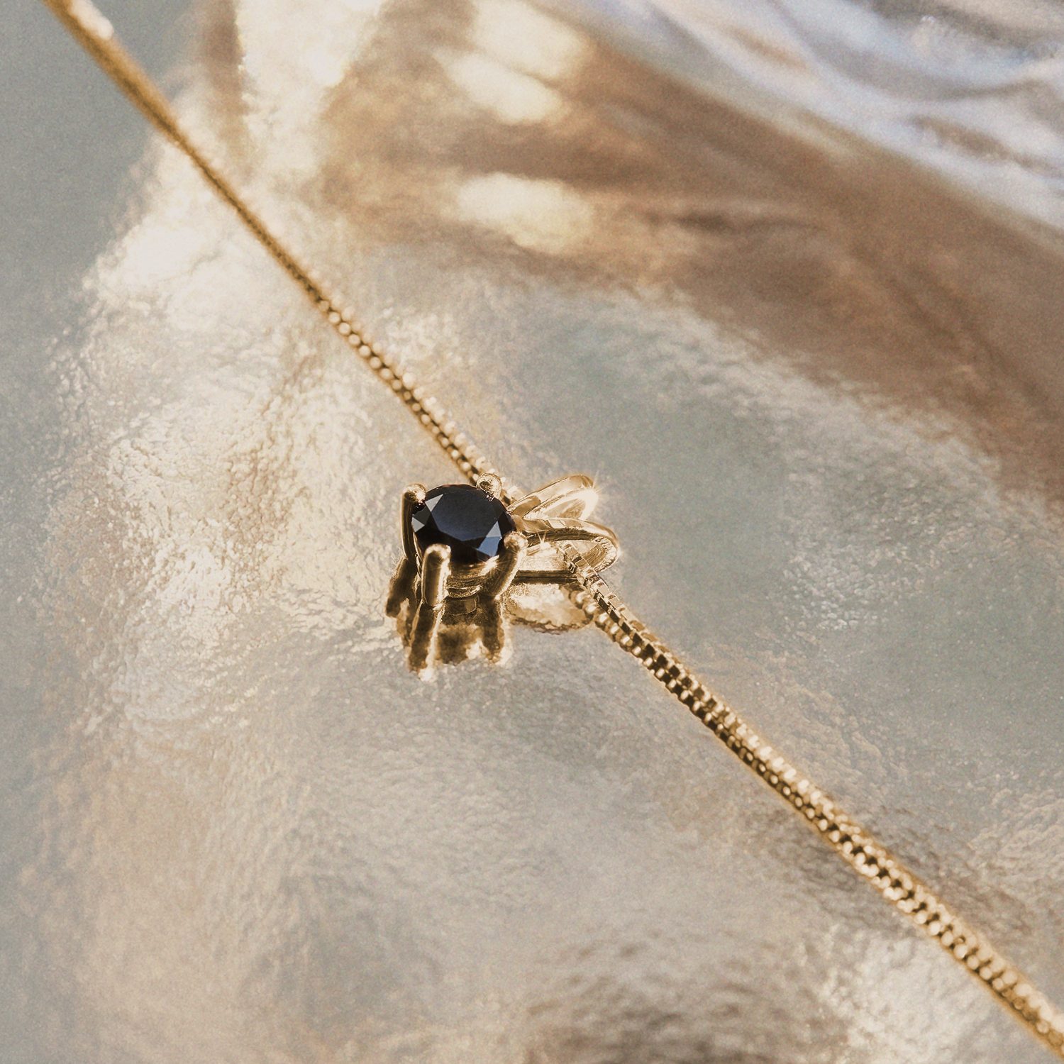 Necklace in yellow gold with black diamond - KLENOTA