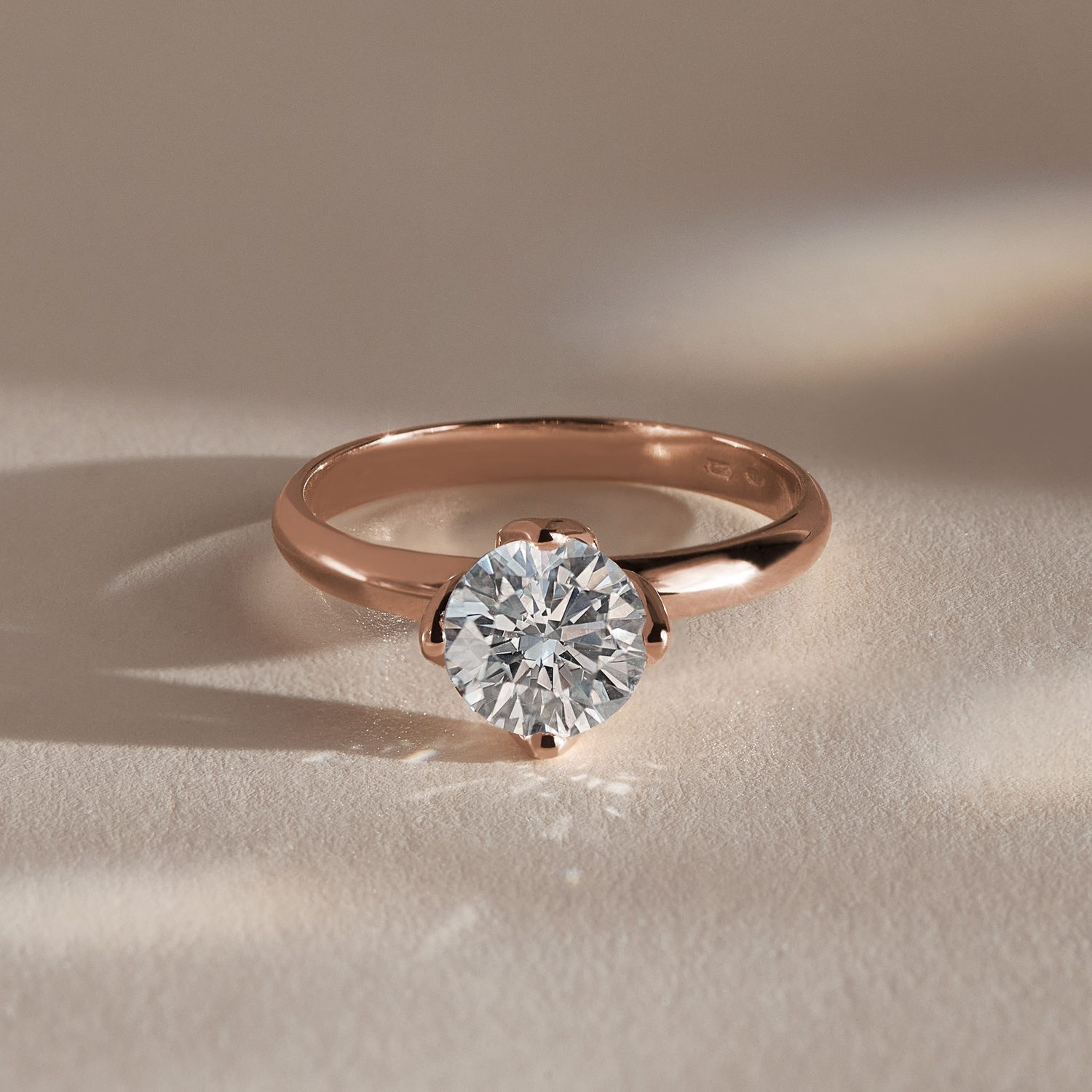 Luxury engagement ring with lab grown diamond in rose gold - KLENOTA