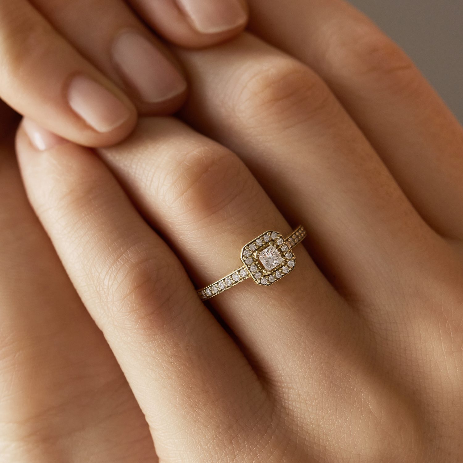 Elegant 14k yellow gold diamond engagement ring inspired by the art deco era - KLENOTA