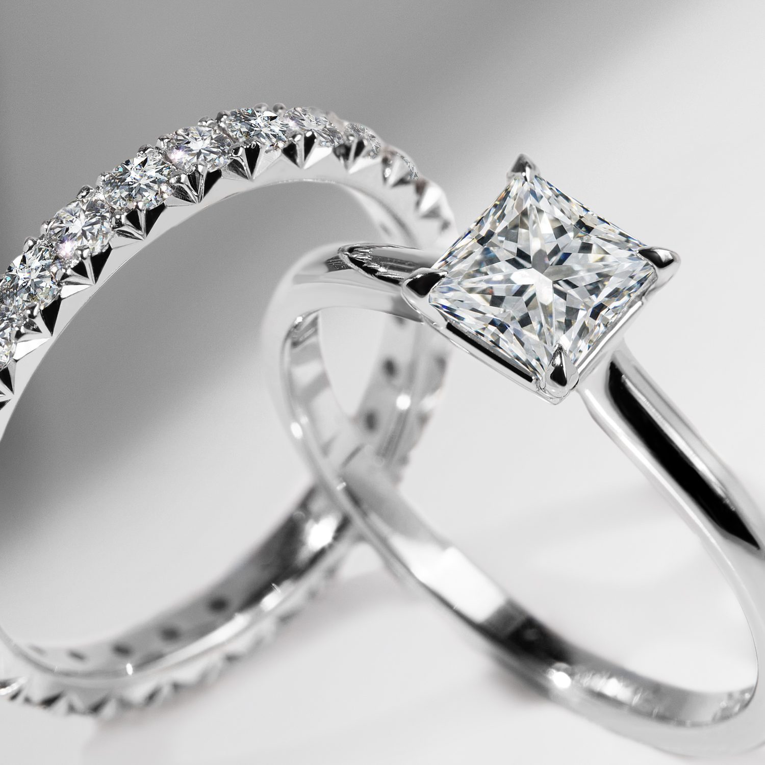 Diamond set of engagement and wedding rings with diamonds in white gold - KLENOTA