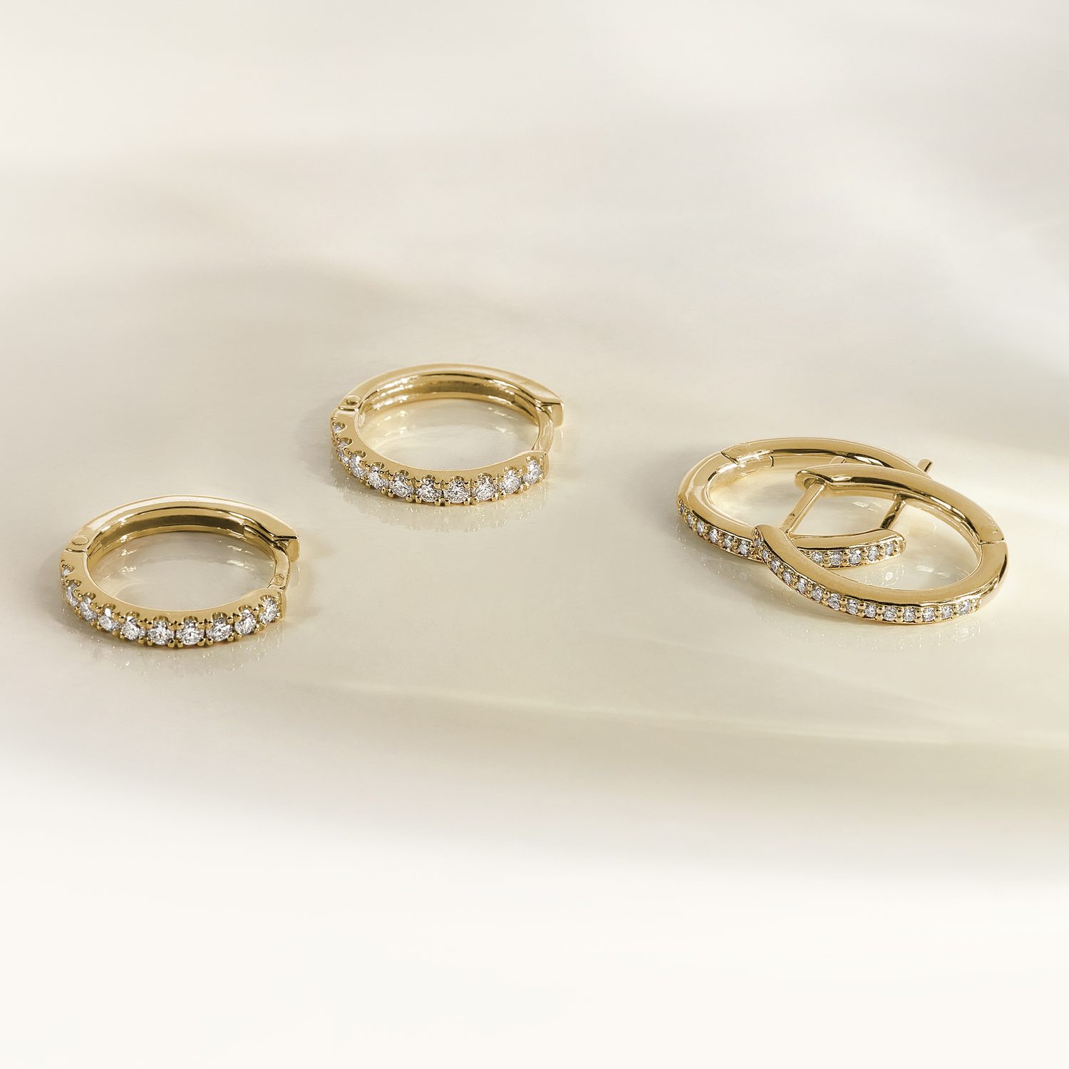 earcuffy ve žlutém zlatě s diamanty