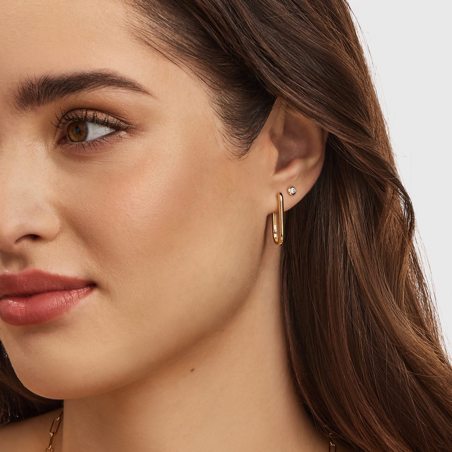 modelka se zlatými náušnicemi a diamantovou peckou