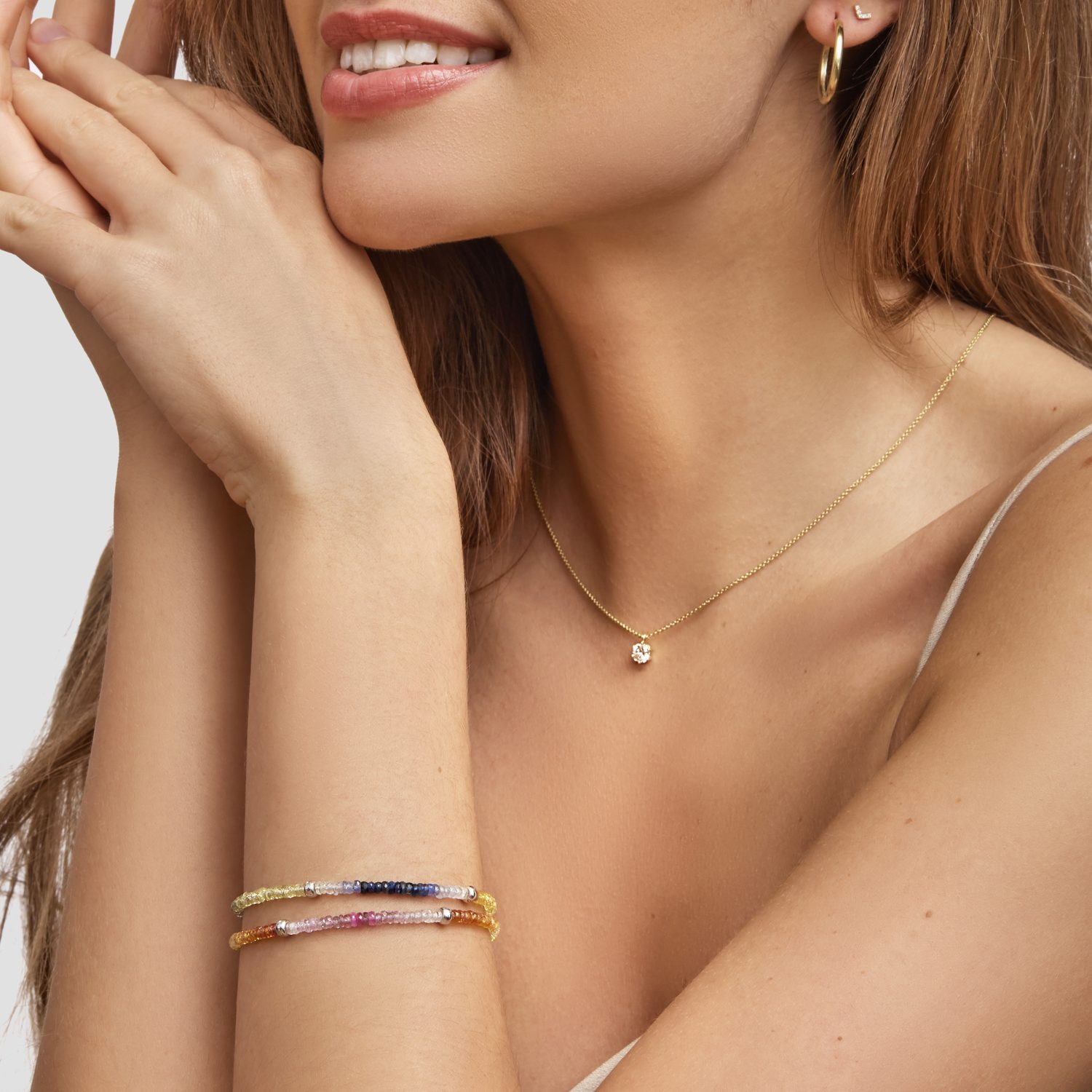 modelka s minerálními náramky